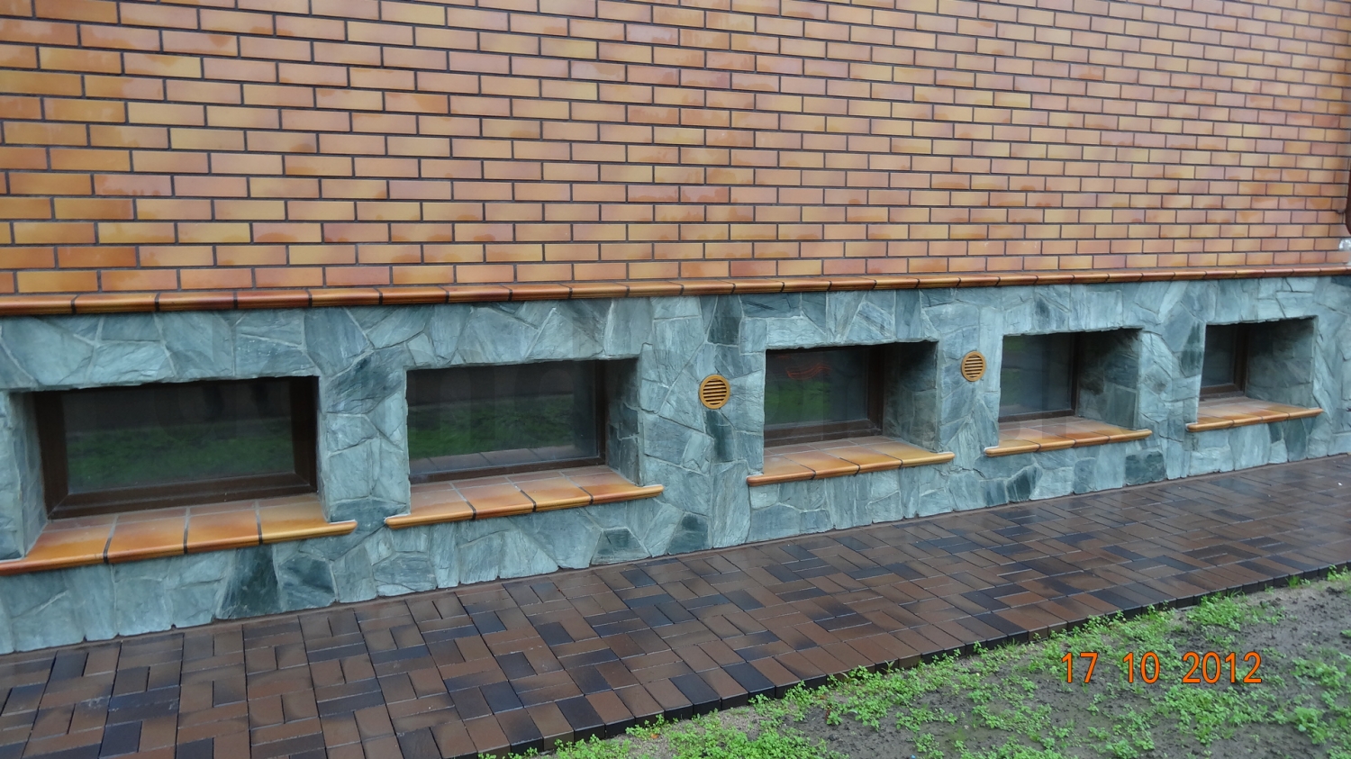 Клинкерная фасадная плитка Stroeher Keravette 307 weizengelb для двухэтажного дома